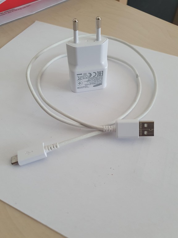 USB Kabel und Netzteil